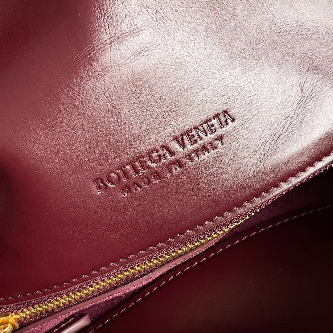 Batch 1520 Inspired by the 1970s, the Bottega Veneta women's logo shoulder bag has a smooth leather surface that brings a clean and handsome feel, just like the neatness and tenacity of a working woman. The front buckle has high-quality hardware pendant body, the overall retro elegance, and the excellent leather feels soft. This Bottega Veneta series can be described as beautiful, weakening the complexity of the outfit, not competing for it, and only using the best quality to interpret itself. Style number: 806030 (small size) Size: 27*16*6cm
